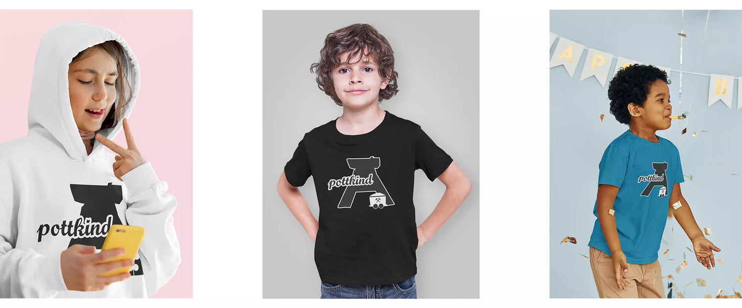 Du siehst drei Kinder, Mädchen mit Hoodie Motiv Pottkind Turm Blume, Junge T-Shirt Motiv Lore, Junge T-Shirt blau Motiv Lore