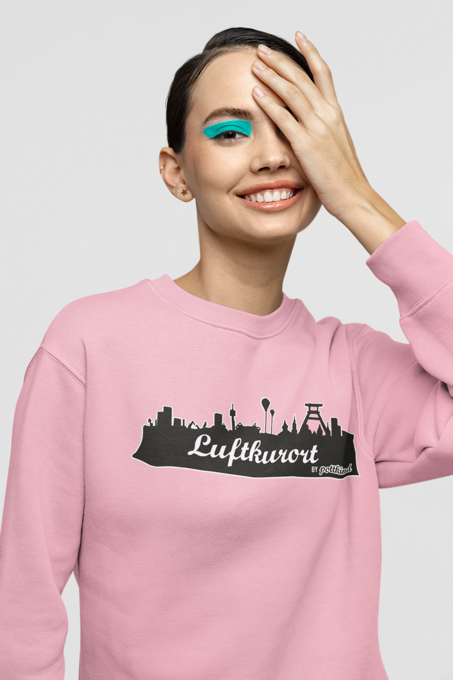 Frau mit Sweatshirt Pullover in Rosa mit Motiv Luftkurort von Pottkind