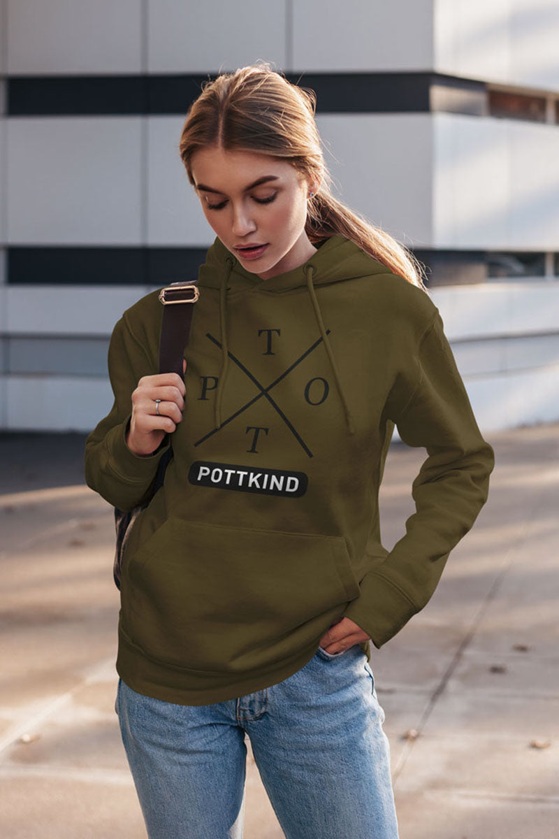 Junge blonde Frau stehend mit einem Pottkind Hoddie Cruiser in Farbe Khaki Druck Kreuzpott